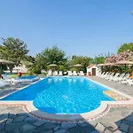 Strawberry Skiathos Pensión 4*