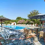 Strawberry Skiathos Pensión 4*