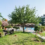 Strawberry Skiathos Pensión 4*