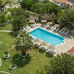 Strawberry Skiathos Pensión 4*