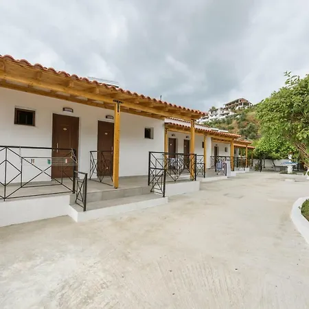 Strawberry Skiathos Konukevi 4*