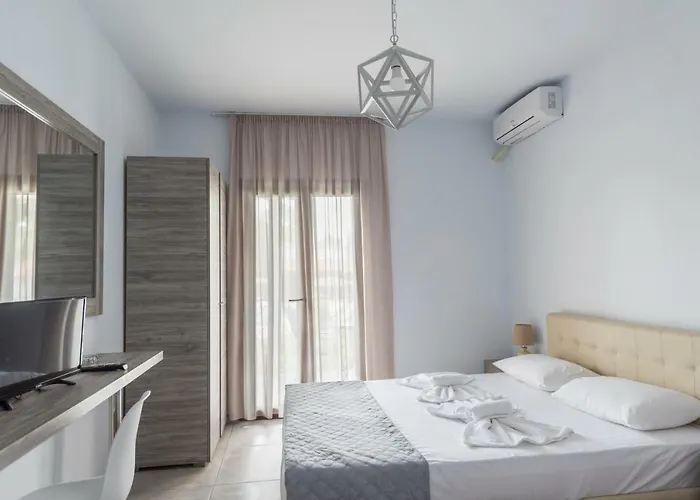 Strawberry Skiathos Konukevi 4*