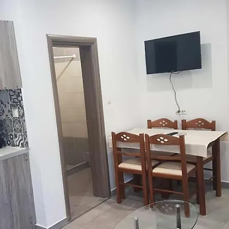 Strawberry Skiathos أغيا باراسكيفي