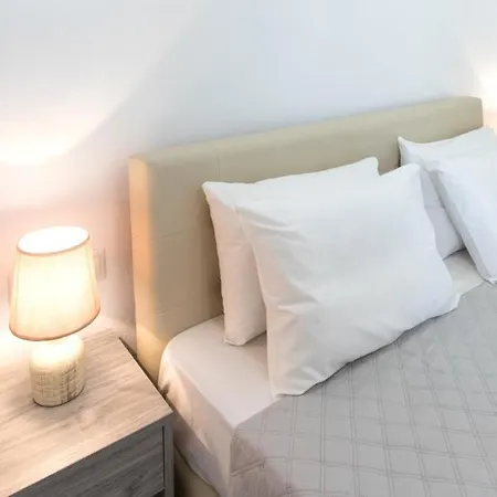 Strawberry Skiathos بيت ضيافة أغيا باراسكيفي