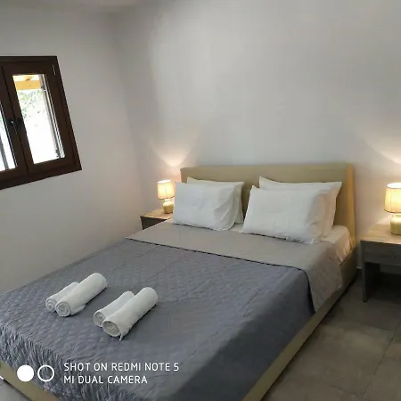 Strawberry Skiathos بيت ضيافة أغيا باراسكيفي