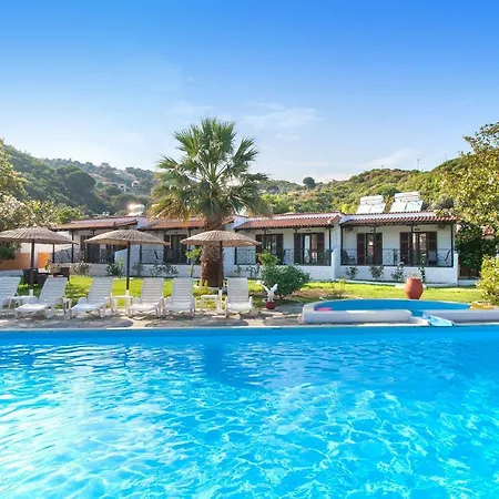 Strawberry Skiathos أغيا باراسكيفي