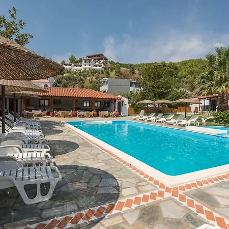 Strawberry Skiathos أغيا باراسكيفي