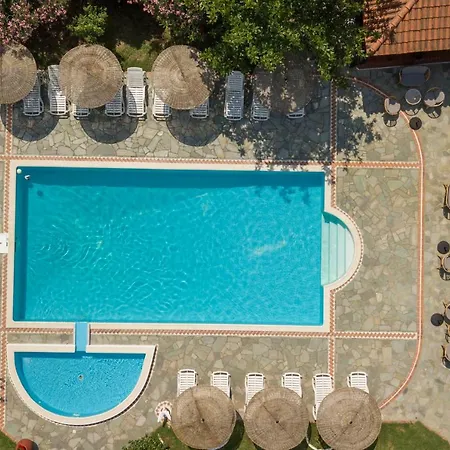 Strawberry Skiathos أغيا باراسكيفي