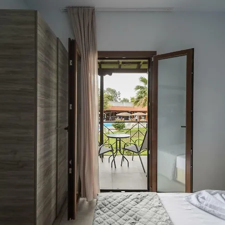 Strawberry Skiathos بيت ضيافة أغيا باراسكيفي